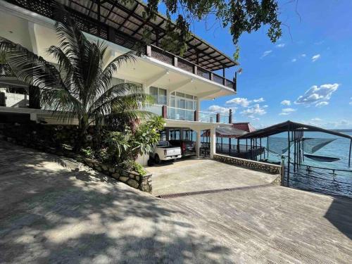 uma grande casa branca com vista para o oceano em Villa Florita Beach House em El Remate