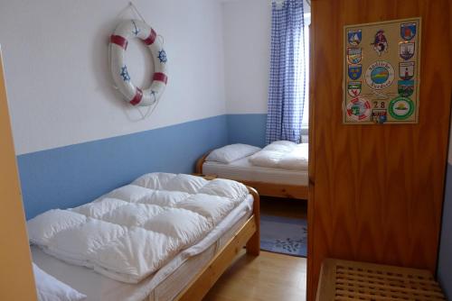 a small room with a bed and a window at Tief 10 Steuerbord 502 in Wangerland