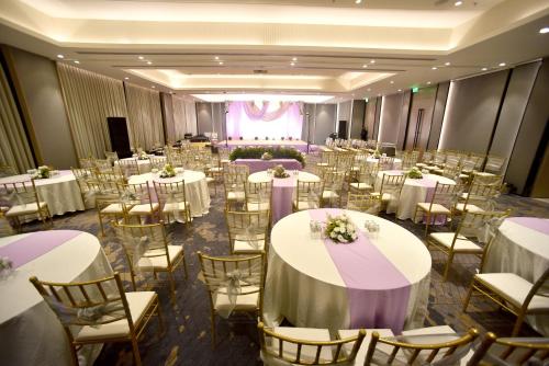 Un restaurante o sitio para comer en Fairfield by Marriott Vadodara