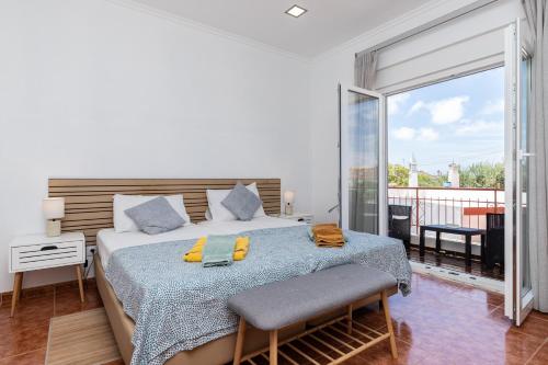 - une chambre avec un grand lit et un balcon dans l'établissement Porta Nova Guesthouse by R-Tex, à Tavira