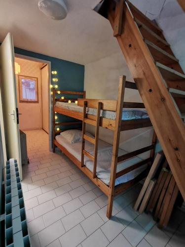 um quarto com 2 beliches e uma escada em MAS DE LA PLAGE em Portiragnes