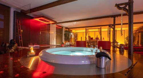 a large bathroom with a tub in the middle of a room at Le Baiser de Shogun in Ensival