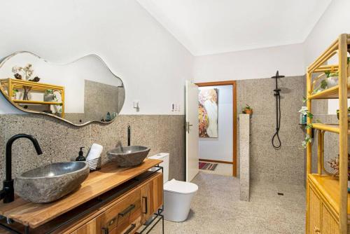Baño con 2 lavabos y espejo en Hills Serenity w Private Creek, en Aldgate