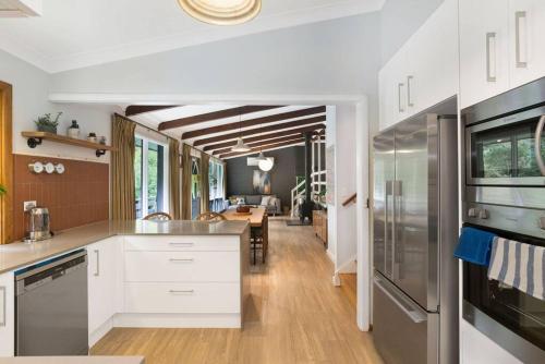 Una cocina o cocineta en Hills Serenity w Private Creek