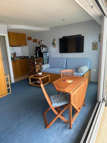 een woonkamer met een tafel en een bank bij OCEAN VIEW in Lacanau