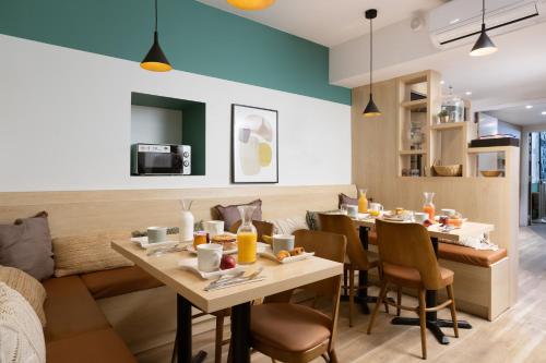 - une salle à manger avec une table et des chaises dans l'établissement Hôtel Suzane, à Angers