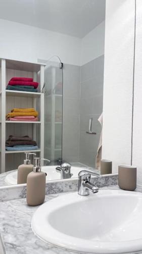 une salle de bain avec deux lavabos et un miroir dans l'établissement Maison en Provence - Les Bastidons du Ventoux, à Aubignan