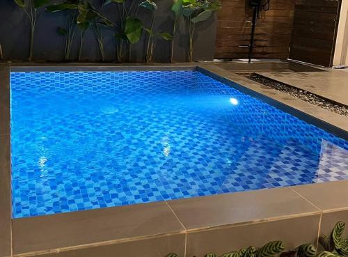 uma grande piscina com piso em azulejo azul em Loft-type Pool Villa near Clark (Casa Isabela) 
