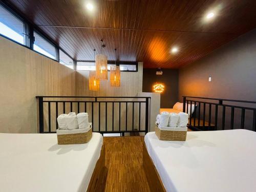 - deux paniers de serviettes assises sur une table dans une pièce dans l'établissement Loft-type Pool Villa near Clark (Casa Isabela), 