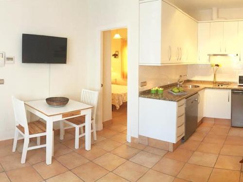 a kitchen with a table and a small table and a kitchen with a bed at REf 51 APARTAMENTO MARINA in Zahara de los Atunes