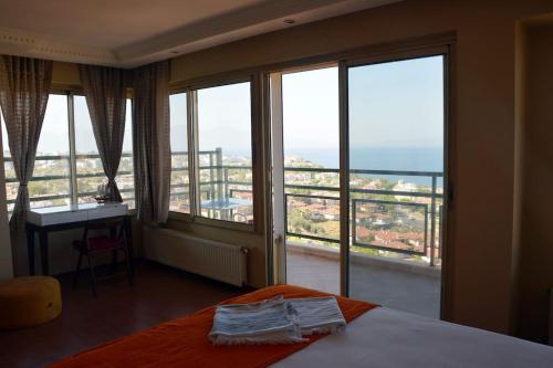 Schlafzimmer mit einem Bett und einem Fenster mit Aussicht in der Unterkunft Kuşadası Muhteşem Deniz Manzaralı Villa 6+1 in Kusadası