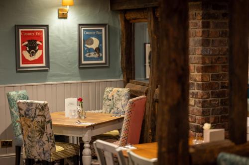 a dining room with a table and chairs at Berkshire Arms by Chef & Brewer Collection in Midgham