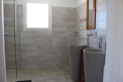 un bagno con doccia in vetro e 2 bidoni della spazzatura di Montalivet à 1km,Villa(jardin)à 1km plages wifi a Vensac