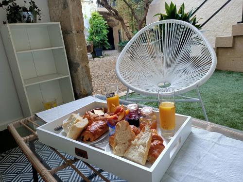 una caja de comida sentada en una mesa con zumo de naranja en La Cachette, en Aigues-Vives