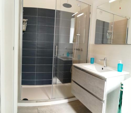 La salle de bains est pourvue d'une douche et d'un lavabo. dans l'établissement Dépendance con giardino fronte mare, à Alghero