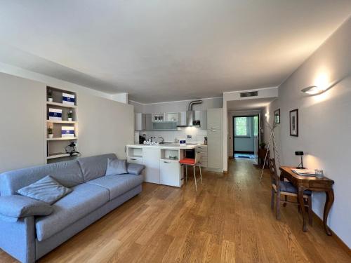 ein Wohnzimmer mit einem Sofa und einer Küche in der Unterkunft House Clotilde by Holiday World in Genua