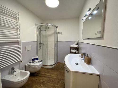 ein Bad mit einem Waschbecken, einem WC und einer Dusche in der Unterkunft House Clotilde by Holiday World in Genua