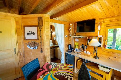 een kamer met een tafel en een bureau in een hut bij Le Bassin du Tertre in Fronsac