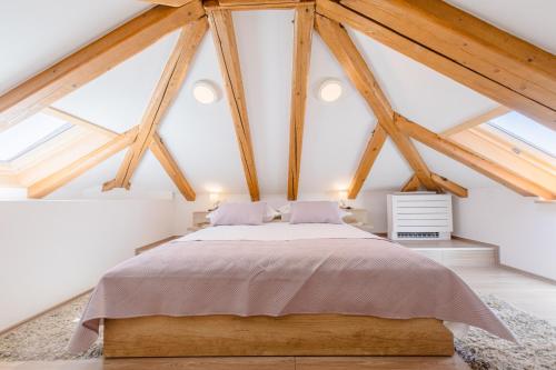 una camera da letto con un grande letto in mansarda di Angela a Spalato (Split)