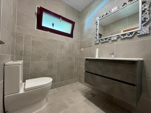 ラ・オリーバにあるCasa Fardのバスルーム(トイレ、洗面台、鏡付)