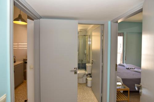 La salle de bains est pourvue de toilettes. dans l'établissement Athens central apartment in front of metro Syntagm, à Athènes