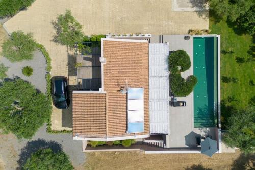 Kolam renang di atau dekat dengan Villa Theolia