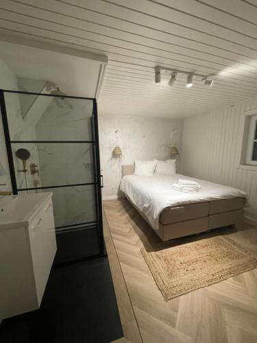a white bedroom with a bed and a glass door at Ferienhaus Goldene Zehn 