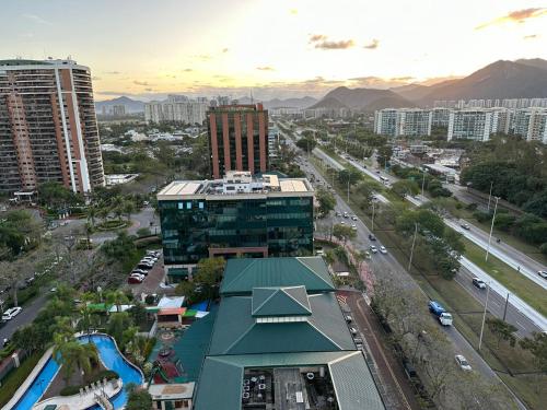 an aerial view of a city with tall buildings at Flat com Vista Panorâmica -15- na Barra da Tijuca - Estacionamento Gratuito - Frigobar - Ar condicionado - Piscina - Academia - Balsa para Praia Grátis - Varanda - Vista Parcial Mar e Lagoa in Barra da Tijuca