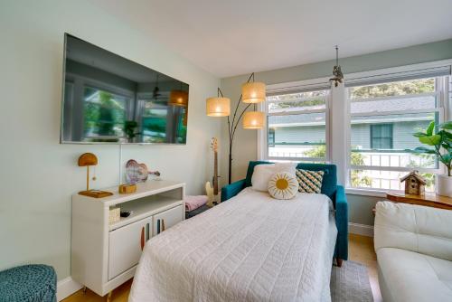 Postel nebo postele na pokoji v ubytování Charming and Updated Villas Home with Backyard!