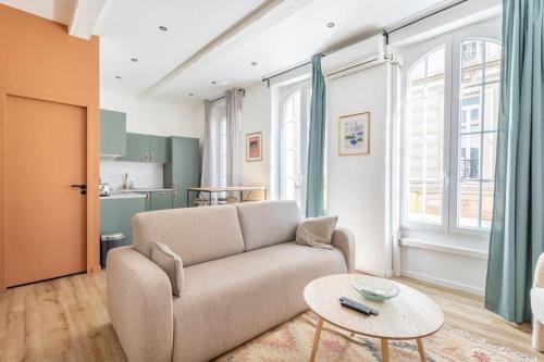 un salon avec un canapé et une table dans l'établissement Cosy appartement au coeur du cours Julien, à Marseille