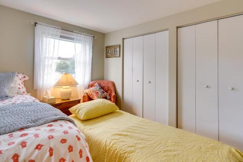 Postel nebo postele na pokoji v ubytování Charming and Updated Villas Home with Backyard!