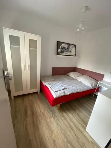 グディニャにあるApartament Pola Śródmieścieの小さなベッドルーム(ベッド1台、キャビネット付)