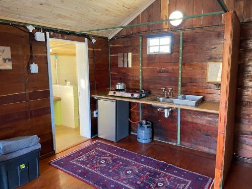 Habitación con baño con encimera y lavabo. en Düsternbrook Guest Farm en Dusternbrook