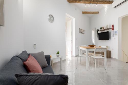 Modern, Cosy 1BD Apartment - Close to Valletta tesisinde bir oturma alanı