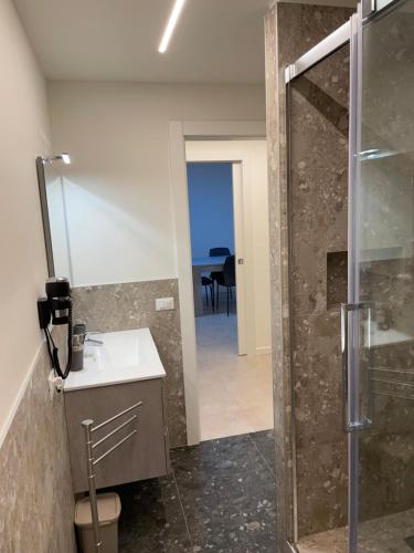 W łazience znajduje się prysznic, umywalka i lustro. w obiekcie Appartamento Isola Vicentina- Vicenza w mieście Isola Vicentina