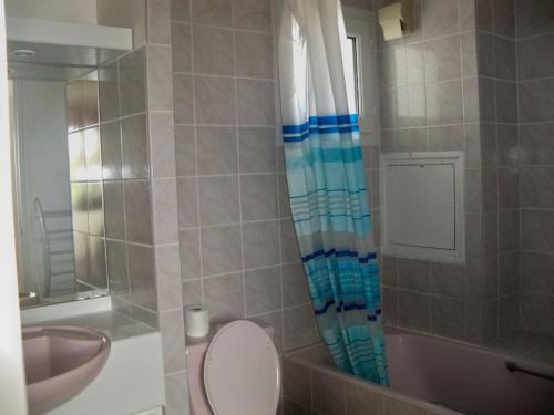 een badkamer met een toilet, een wastafel en een douche bij RÉF 323 LARMOR PLAGE 18 rue Beg Tal Men in Larmor-Plage