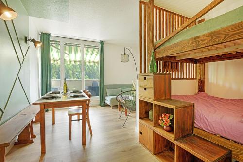 sypialnia z łóżkiem, biurkiem i stołem w obiekcie L'Epicéa - Appartement vue montagne w mieście La Bresse