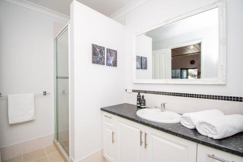 un bagno bianco con lavandino e doccia di Annie's Place - a downtown, mezzanine apartment a Albany