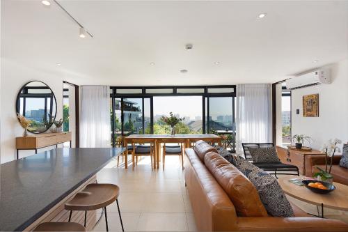 sala de estar con sofá y mesa en The Murex, en Ciudad del Cabo