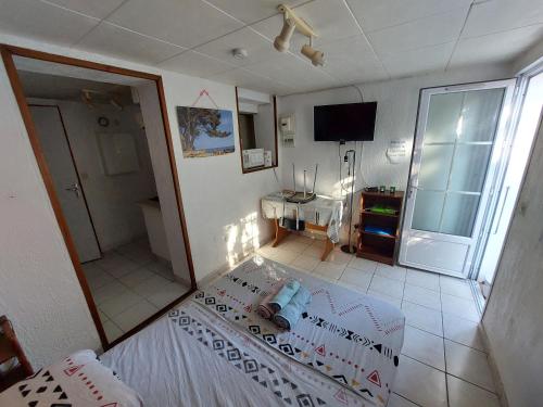 - une chambre avec un lit et une salle de bains avec un miroir dans l'établissement Studio 15, au Pradet