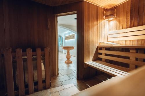 Zimmer mit Holzwänden und einem Flur mit einem Tisch in der Unterkunft Aparthotel Majestic in Predazzo
