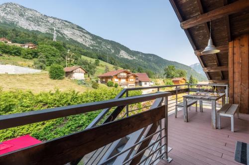 d'un balcon avec une table et une vue sur la montagne. dans l'établissement Chalet Tosbrand, à Les Clefs