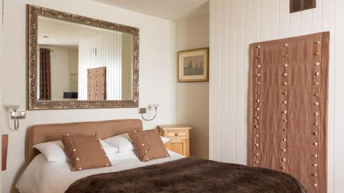 sypialnia z łóżkiem z lustrem na ścianie w obiekcie Castle House - Polruan w mieście Polruan