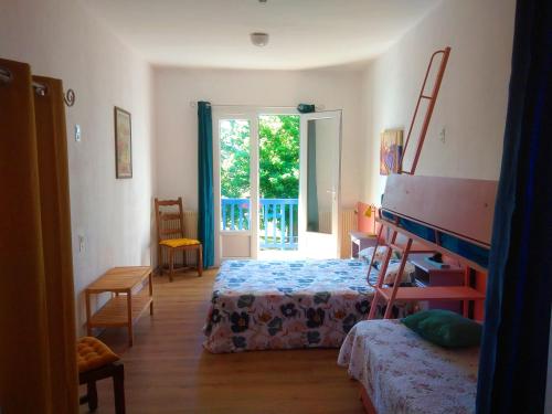 une chambre avec deux lits et une grande fenêtre dans l'établissement Gites et Chambres La colo du gave, à Auterrive