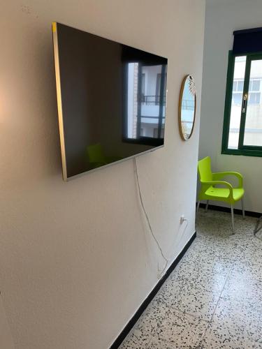 a room with a mirror and a green chair at Teobaldo Power in Puerto de la Cruz