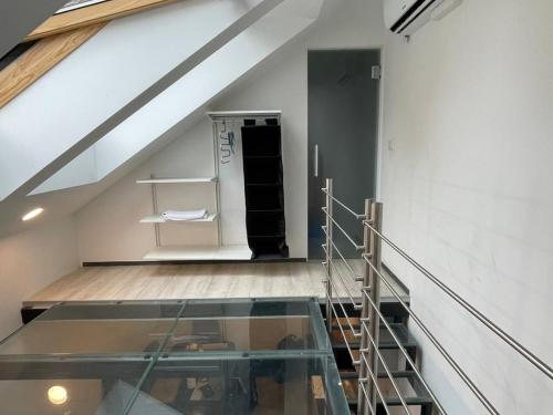 um quarto com uma escada com piso de vidro em KHAN Apartments LJUBLJANA em Liubliana
