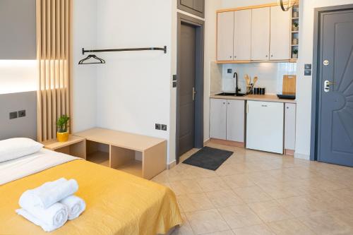 um quarto com uma cama amarela e uma cozinha em Stylish Apartment Xanthi - MenoHomes 5 em Xanthi