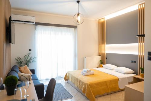 una camera con letto e un soggiorno di Stylish Apartment Xanthi - MenoHomes 5 a Xánthi