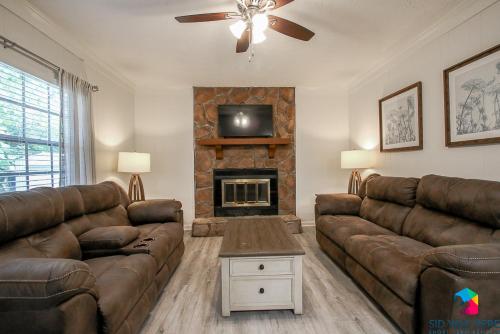 TV a/nebo společenská místnost v ubytování Spacious Home In Richmond Hill, Pet Friendly W- King Bed