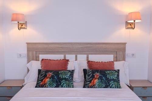 a bedroom with a bed with two pillows on it at Apartamento Sofia en CALPE in Calpe